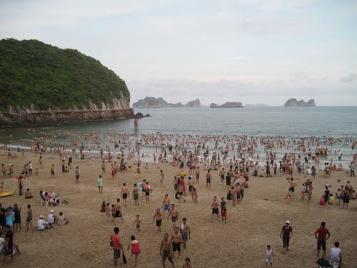 Bãi tắm Cát Cò 1 rộng lớn nơi thu hút khách du lịch